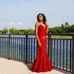 SPARKLY RED PROM DRESS